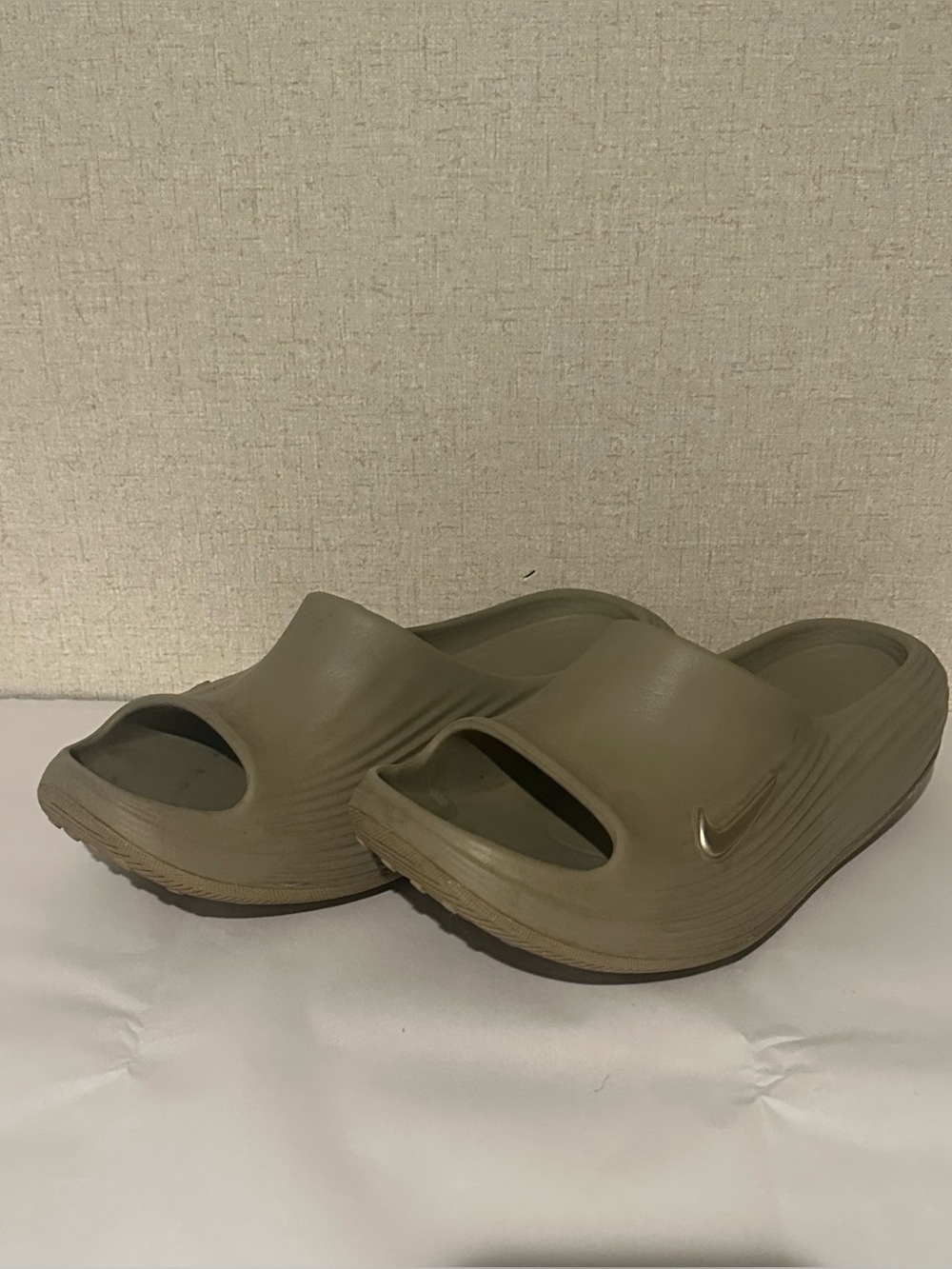 Nike Men’s 11 Beige React8 Rejuven8 Slip-On Slide Sandals